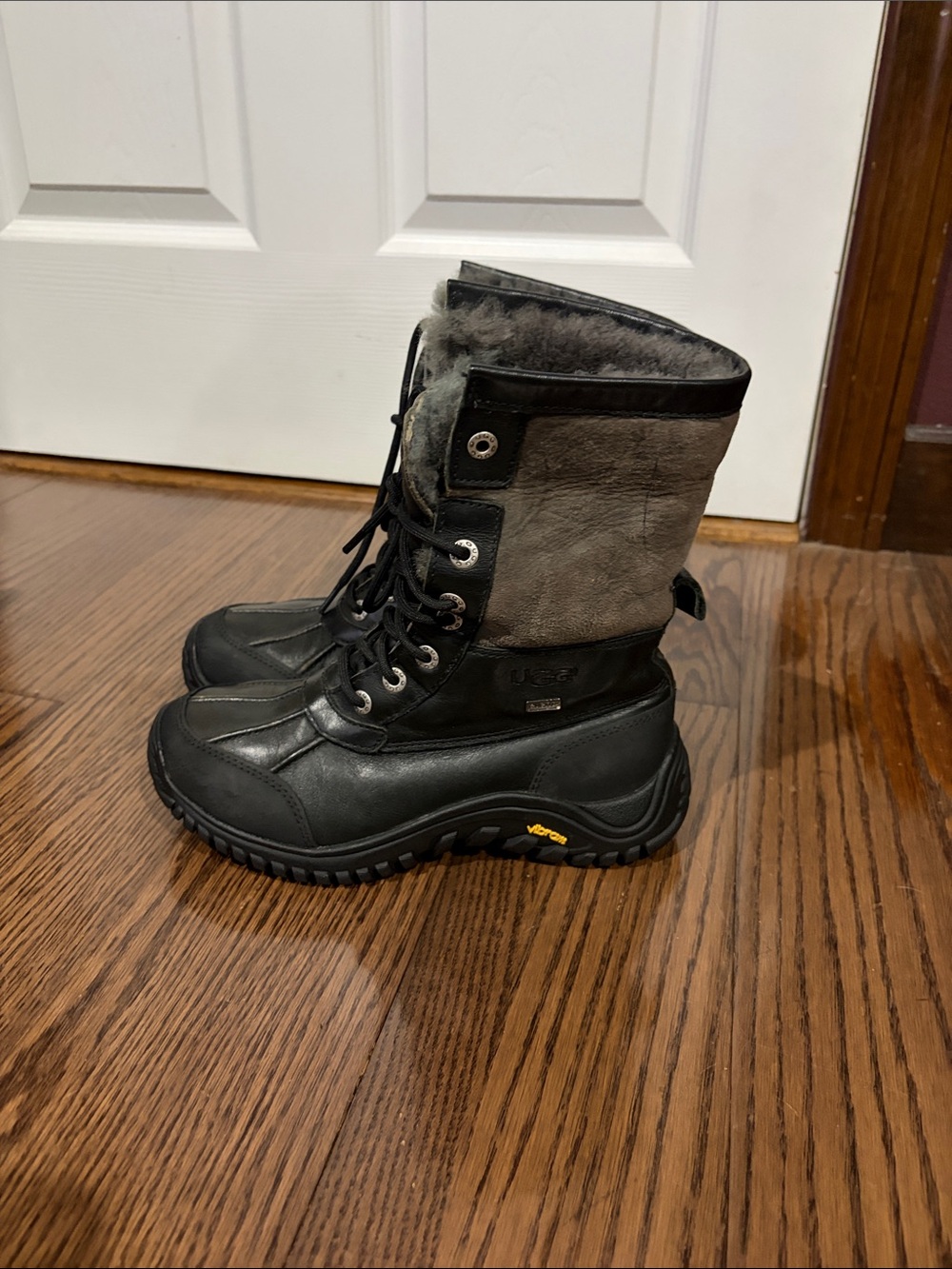 Ugg black grey Adirondack lace up leather vibram snow winter boots sz 6